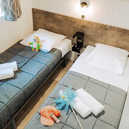 Mobil-home Spacieux Avec Terrasse Pour 8 Personnes - Api-1-52-1168 Camping *