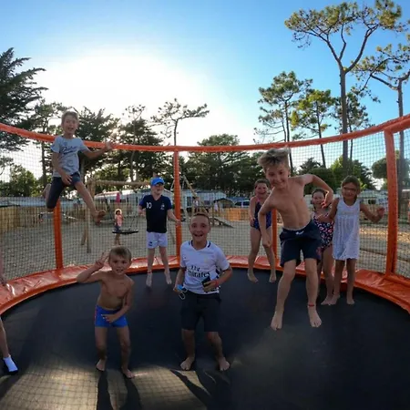 Campingplatz Mobil-home Spacieux Avec Terrasse Pour 8 Personnes - Api-1-52-1168