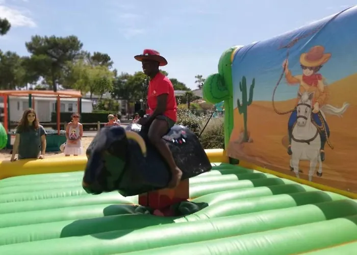 Mobil-home Spacieux Avec Terrasse Pour 8 Personnes - Api-1-52-1168 * Saint-Jean-de-Monts