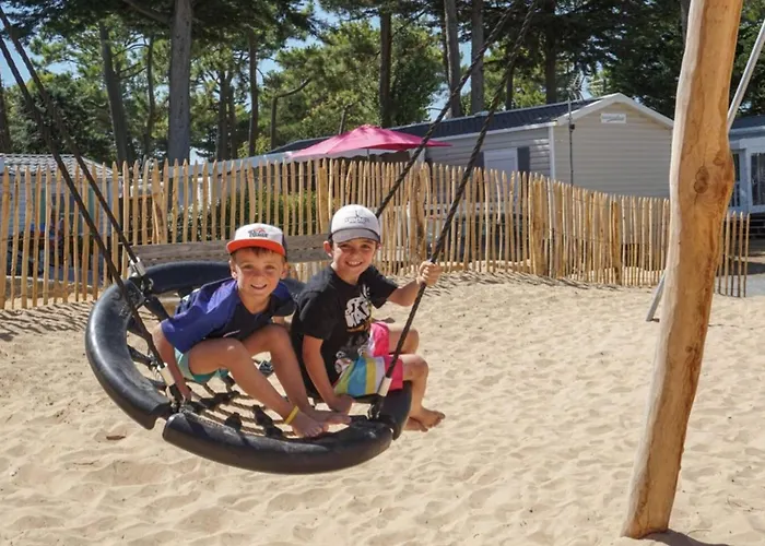 Campingplatz Mobil-home Spacieux Avec Terrasse Pour 8 Personnes - Api-1-52-1168 *